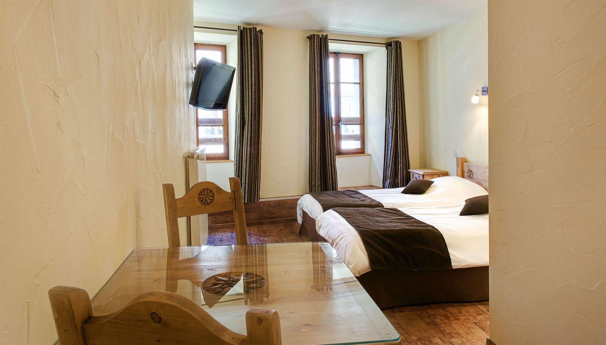 Hotel Du Commerce Thônes Екстериор снимка